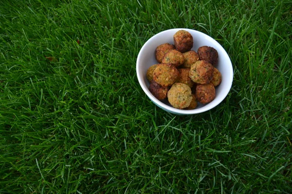 Falafely Bílé Míse Zelené Trávě Čerstvé Chutné Domácí Falafelové Koule — Stock fotografie