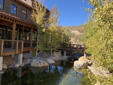 Kulübeli Dağ Manzarası