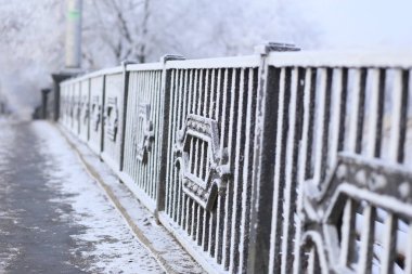 karla kaplı köprü çit