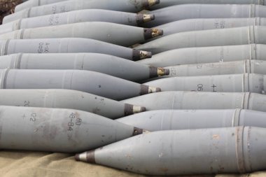 Top mermilerinin bir satırda yalan