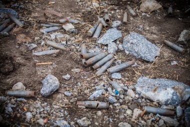 Makineli tüfek kollu ve taşlar