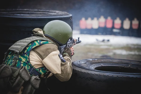 Soldado Dispara Rifle Asalto — Foto de Stock