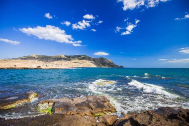 Karadeniz sahilinde Kırım Dağları'nın arka plan