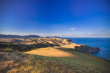 Kırım Dağları arka planda siyah se