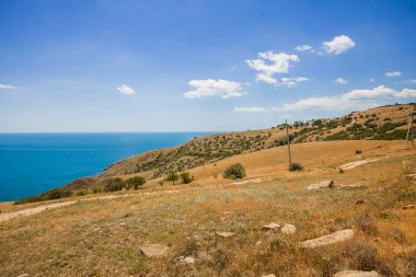 Bulutlar ve deniz arka planda Hills