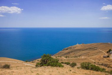 Karadeniz Sudak yakınındaki arka plan üzerinde uçurumun kenarına evinde