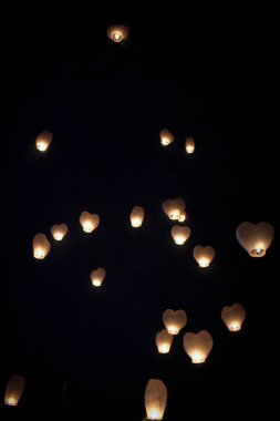 Fener karanlık gökyüzünde yüzen beyaz.