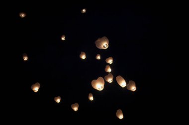 Fener karanlık gökyüzünde yüzen.