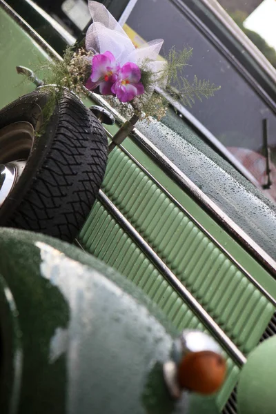 緑のボンネット車の雨滴 — ストック写真