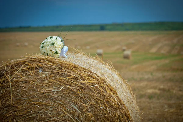 Brautstrauß Auf Einem Verdrehten Heuhaufen — Stockfoto