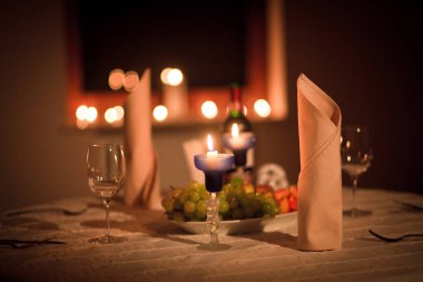 İki kişilik romantik yemek.