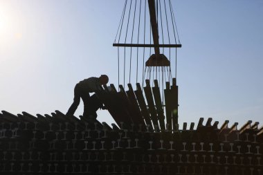 İşçiler raylar gemiye yükleme