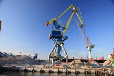 Azak Denizi'nin kıyısında deniz limanda Ganrty Vinçler