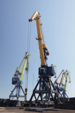 Liman Azak Denizi'nin Portal vinçler