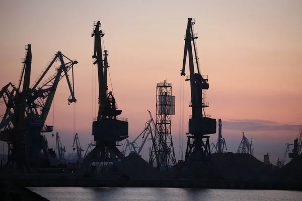 Ganrty Grúas Puerto Marítimo Costa Del Mar Azov Por Noche — Foto de Stock