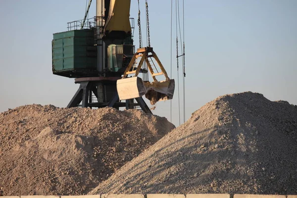 Zeehaven Kraan Grijpt Puin Met Een Pollepel — Stockfoto