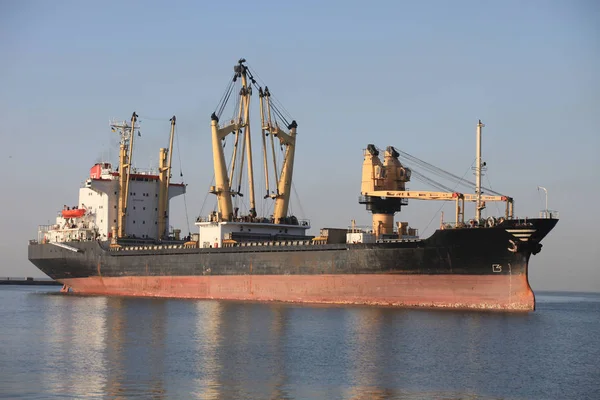 Сухогруз Приближается Причалу Морского Порта — стоковое фото
