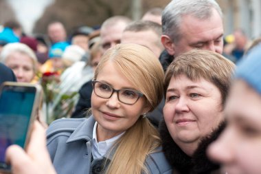Başkan adayı Yulia Timoşenko seçmenler ile tanışmak portresi. Ukrayna. Chuguev. Kharkov bölge. 17 Mart 2019
