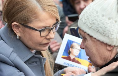 Başkan adayı Yulia Timoşenko seçmenler ile tanışmak portresi. Ukrayna. Chuguev. Kharkov bölge. 17 Mart 2019