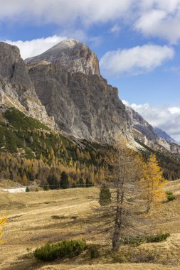 Dağlarla, dolomitlerle, İtalya 'yla güzel sonbahar manzarası