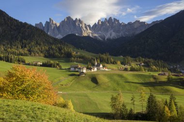 Dolomitler içinde yeşil orman ve dağları olan güzel bir dağ manzarası, İtalya
