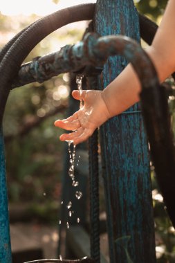 Küçük el musluğun altında.