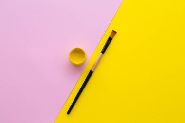 Sarı guaş, pembe bir arka plan ve bir fırça sarı bir arka plan üzerinde bulunan bir kutu.