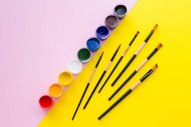 Sprey boya... kutularını çapraz olarak fırçalar sarı bir arka plan üzerine çizmek için bir dizi yanı sıra pembe bir arka plan üzerinde yer alır.