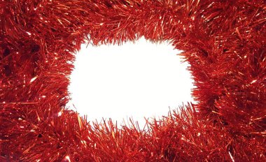 Beyaz zemin üzerine kırmızı Noel Tinsel Garland. Mutlu bayramlar ve Sezon selamlar çerçeve.