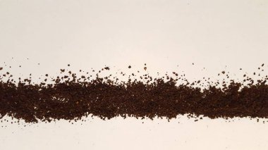 Beyaz arka plan üzerinde zemin kahve çizgi. Soyut kahve öğütür.