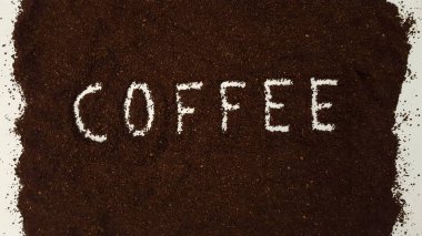 Kahve çekilmiş kahve dile. Beyaz arka plan üzerinde kahve öğütür. Kahve sanat ve el sanatları.