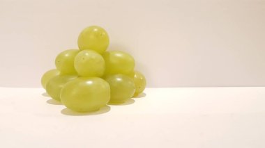 Yeşil üzüm yığılmış bir piramit. Sanatsal tasarım. Soyut meyve.