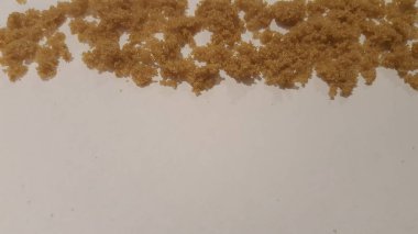 Kahverengi şeker üst sınır çerçeve beyaz arka plan üzerinde. Soyut kavram.