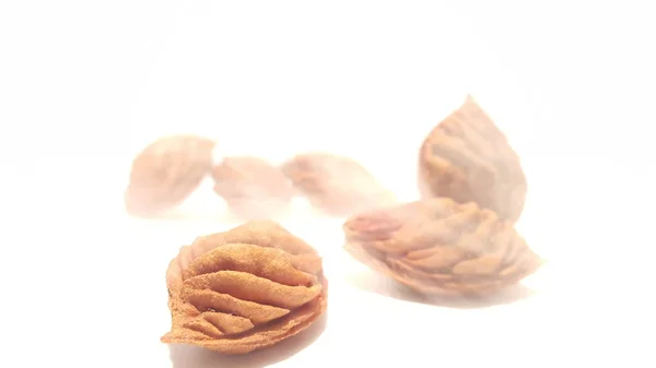 Nektarin şeftali çukurlar sis sis etkisi ile. Sisli puslu etkisi ile meyve tohumları. Sanat ve el sanatları tasarım.