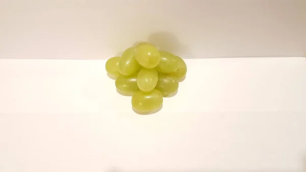 Yeşil üzüm yığılmış bir piramit. Sanatsal tasarım. Soyut meyve.