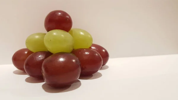 Raisins Rouges Verts Empilés Dans Une Pyramide Design Artistique Art — Photo