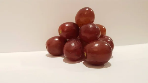 Art Artisanat Raisin Rouge Conception Artistique Fruits Forme Pyramide Sur — Photo