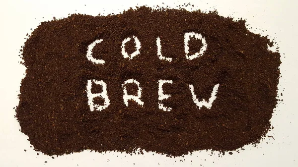 冷たいビールは 挽いたコーヒーのスペルアウト コーヒーは 白背景に磨きます 冷たいビール コーヒー ストックフォト