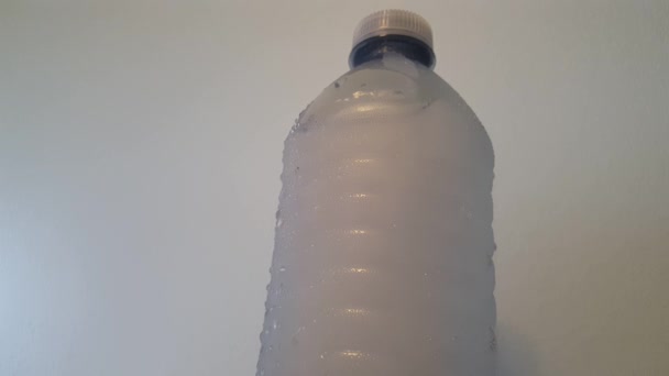 Wasserperlen Runter Flasche Kondensation Von Schmelzendem Eiswasser Der Flasche — Stockvideo