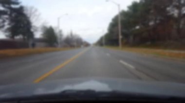 Bulanıklaştırma efekti ile banliyö kavşak ile sürüş. Dramatik/güzel gökyüzü/bulutlar. Sürücü görüş Pov.