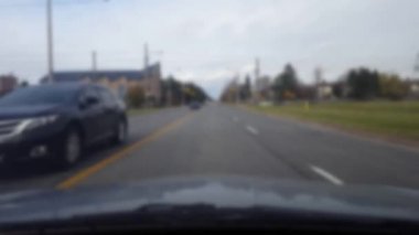 Sürüş ve sol durmak için geliyor Lane bulanıklık etkisi ile kesişme noktalarında açın. Sürücü görüş Pov.