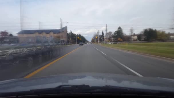 Condução Chegando Uma Parada Esquerda Turn Lane Cruzamento Com Efeito — Vídeo de Stock