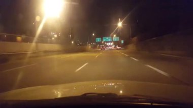 Otoyol otoyolda gece sürüş. Sürücü görüş Pov. Otoban veya ekspres veya otoyol veya paralı yol.