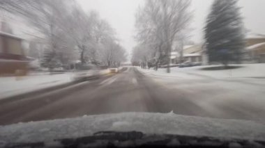 Motion Blur efekti ile karlı banliyösü aracılığıyla gündüz sürüş. Sürücü görüş Pov. Kış harikalar diyarı. Taze kar kar yağışı.