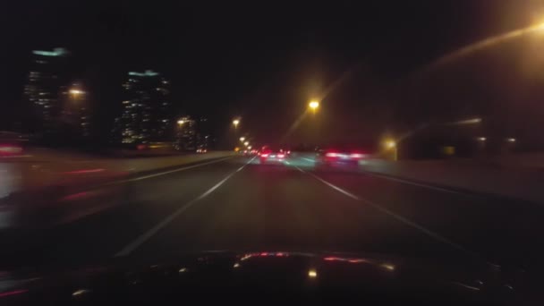 Körning Motorvägen Interstate Nattetid Med Effekten Rörelse Oskärpa Drivrutinen Synvinkel — Stockvideo
