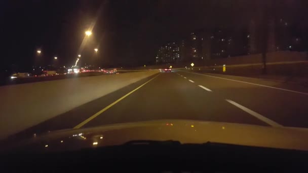Rijden Snelweg Interstate Oprit Interchange Bij Nacht Stuurprogramma Oogpunt Pov — Stockvideo