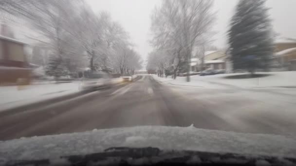 Rijden Door Besneeuwde Buitenwijk Met Motion Blur Effect Overdag Stuurprogramma — Stockvideo