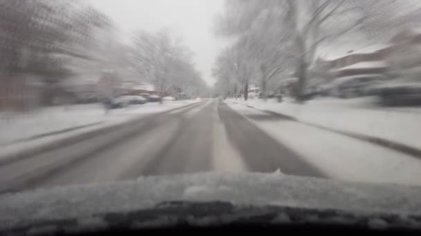 Rijden Door Besneeuwde Buitenwijk Met Motion Blur Effect Overdag Stuurprogramma — Stockvideo