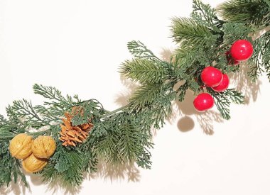 Yeşil mutlu Noeller Garland ile doğa süsler. Mutlu bayramlar ve Sezon selamlar yeşil dekorasyon.