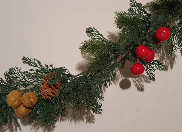 Yeşil mutlu Noeller Garland ile doğa süsler. Mutlu bayramlar ve Sezon selamlar yeşil dekorasyon.